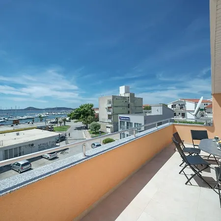 Andora,centar-vodice アパート